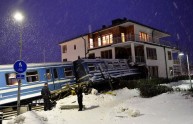 Ruba un treno e si schianta contro un palazzo (FOTO)