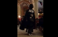 Darth Vader irrompe in chiesa durante la messa di Natale (VIDEO)