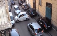 Parcheggio non gli riesce, manda traffico in tilt a Napoli (VIDEO)