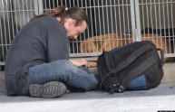 Uomo riottiene il cane dopo l'aiuto di estranei: la commovente foto