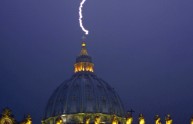 Il Papa si dimette, fulmine colpisce San Pietro (VIDEO)