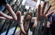 Loredana Cannata nuda a Napoli contro la vivisezione