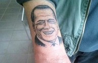 Il disoccupato che si tatua Berlusconi (FOTO)