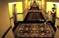 Uomo nudo rimane chiuso fuori dalla camera d'hotel, il video virale