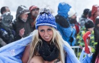 Slitta in topless, il nuovo sport sexy delle tedesche (FOTO)