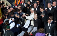 Nasce il "Bergoglio style", tutti i gesti del Papa che incanta 