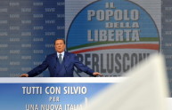 I figuranti che hanno preso 10 euro per sostenere Berlusconi