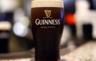 Birra Guinness prodotta con colla di pesce, animalisti la boicottano