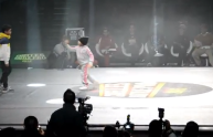 Bambina di 6 anni si esibisce in un'incredibile breakdance (VIDEO)