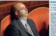 Il senatore grillino Vito Crimi si addormenta in aula (FOTO)