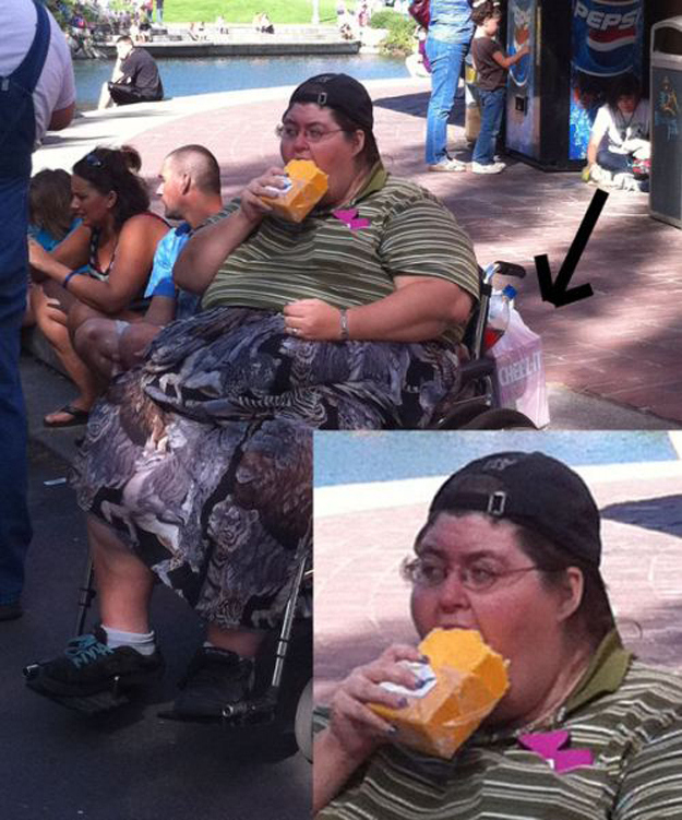 Donna che mangia un pezzo di formaggio