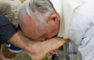 Papa Francesco, il primo della storia a lavare i piedi ad una donna