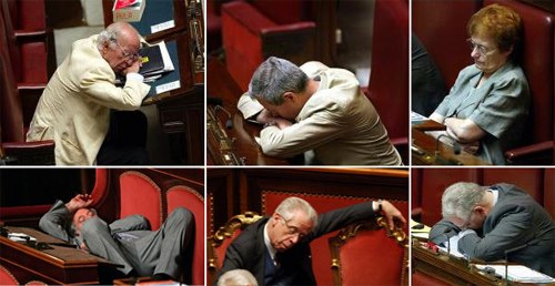 Parlamentari che dormono