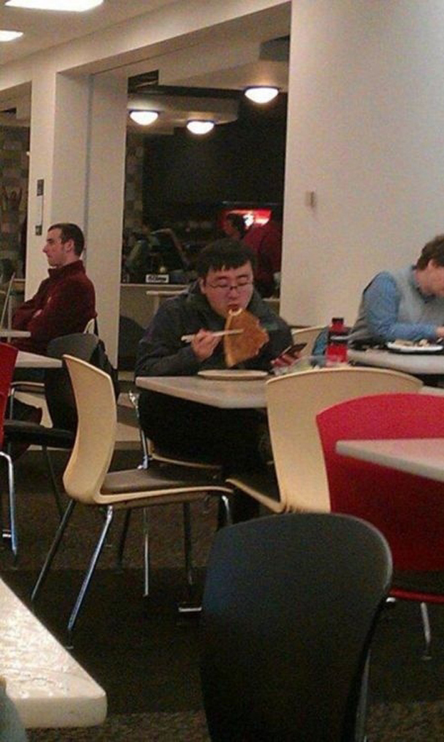 Ragazzo che mangia la pizza con le bacchette