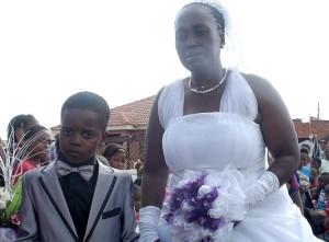 Bimbo di 8 anni sposa una 61enne: "L'ho scelta perché la amo"