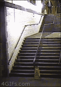 Uomo che cade dalle scale
