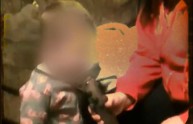 Fa fumare cannabis al bimbo di 22 mesi, madre arrestata (VIDEO)