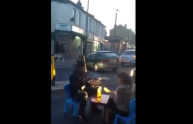 La coppia che cena nel bel mezzo della strada (VIDEO)