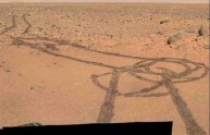 Burla della NASA: Curiosity disegna un pene gigante su Marte (FOTO)