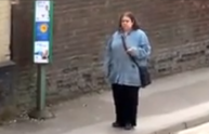 Donna balla alla fermata ignara di essere filmata: spopola il video
