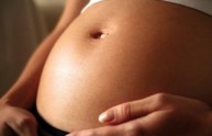Madre compra sperma alla figlia 14enne e la forza a rimanere incinta