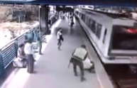 Poliziotto salva un uomo dalle rotaie col treno in arrivo (VIDEO)