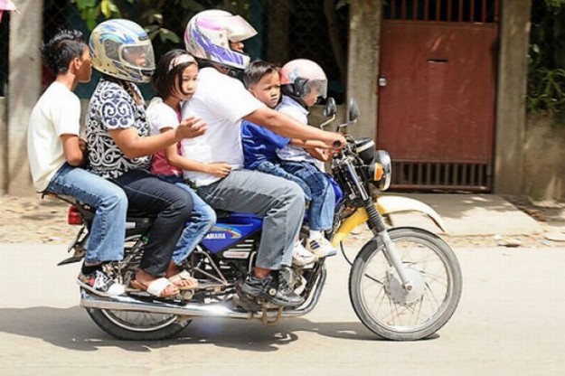 Famiglia in moto