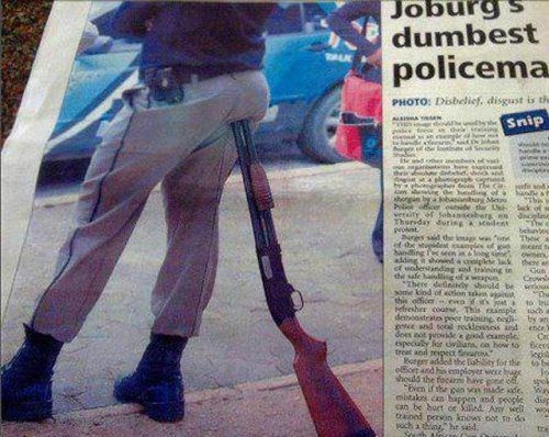 Poliziotto poggiato ad un fucile