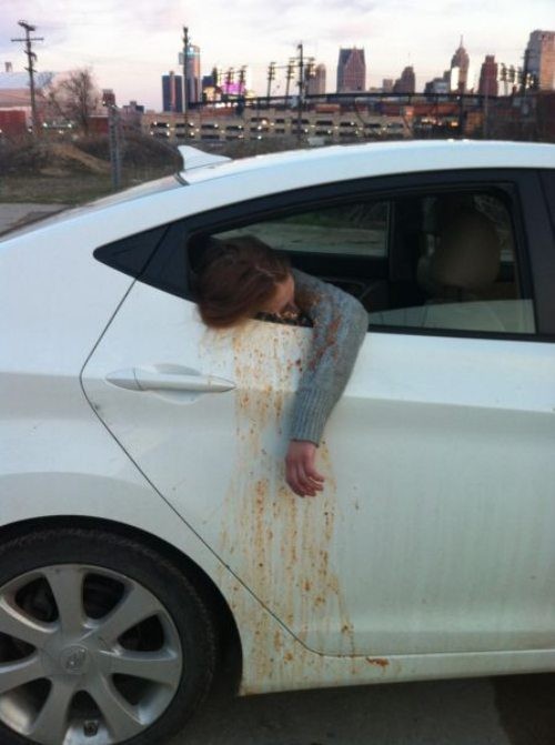 Uomo che vomita dall'auto