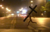 Il mistero dell'uomo che corre nudo con la croce (FOTO)