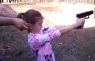 Bimba impara a sparare con i genitori: il video shock