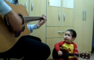 Il bimbo di 2 anni che canta i Beatles e fa impazzire il web (VIDEO)
