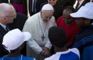 Il Papa a Lampedusa tra i migranti: "Siamo tutti responsabili"
