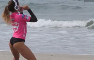 Anastasia Ashley, la danza sexy della surfista fa impazzire il web