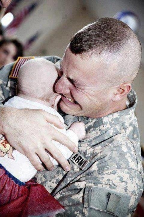 Soldato vede bimbo