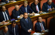 Letta ha la fiducia, Berlusconi vota sì. Il Pdl si divide