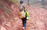 Il padre che fa 30 km al giorno per portare a scuola il figlio malato
