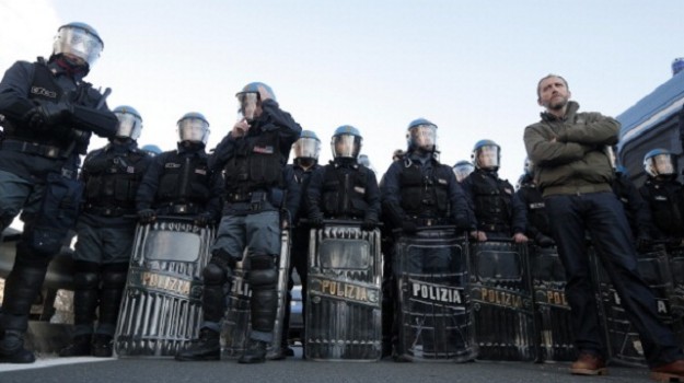 aldrovandi-sap-applausi-agenti-condannati-