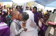 Bimbo di 9 anni sposa donna di 63, per la seconda volta