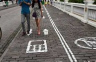 Cina, ecco le strade per chi cammina guardando lo smartphone