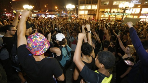 New-York-poliziotto-uccide-giovane-