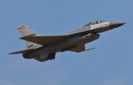 Spagna, F-16 greco si schianta in base Nato: dieci morti
