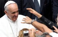 Il Papa a Lesbo tra i migranti: “Non siete soli”. E porta con sé 12 profughi