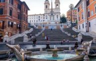 Trinità dei Monti, vietato sedersi sulla scalinata a Piazza di Spagna