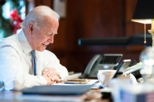 I primi decreti di Joe Biden: 17 firme tra immigrazione, clima e OMS