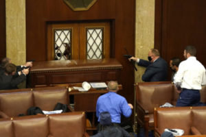 Sostenitori di Donald Trump assaltano il Congresso, sospesa la ratifica della vittoria di Biden