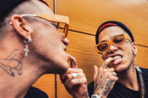 Sfera Ebbasta senza mascherina per inaugurare il nuovo fast food: ha violato il DPCM?