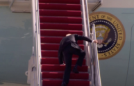 La caduta di Joe Biden sulle scalette dell'Air Force One (video)