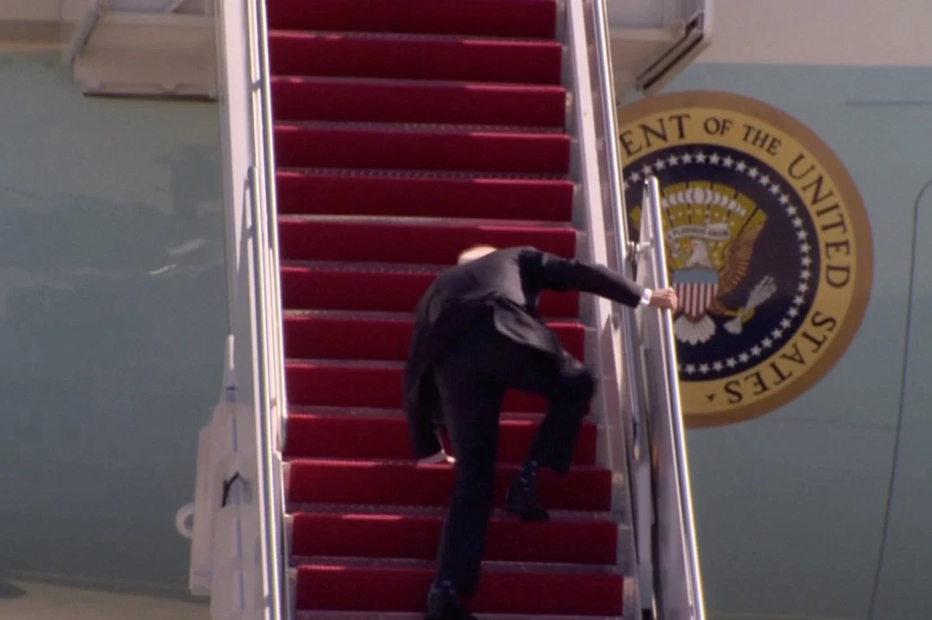 La caduta di Joe Biden sulle scalette dell’Air Force One (video)