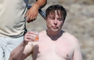 Le polemiche per foto con Elon Musk senza maglietta